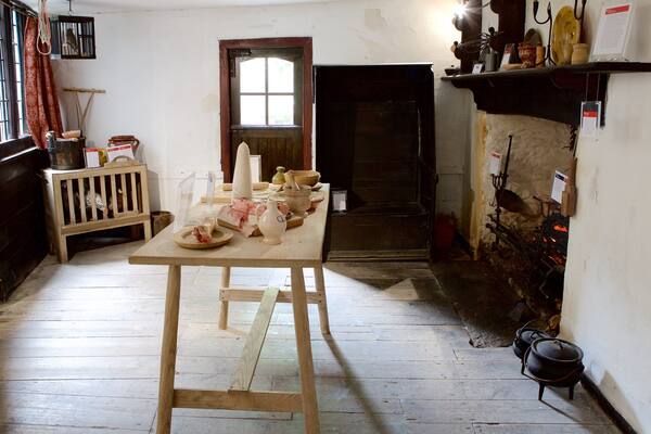 Elizabethan House featuring heritage elements and interior views