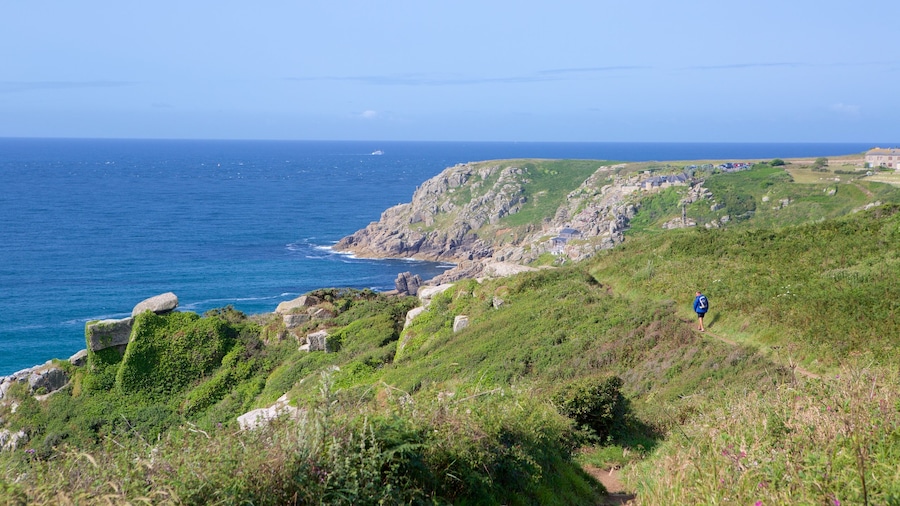 Porthcurno Beach ofreciendo vistas de paisajes, costa escarpada y escenas tranquilas