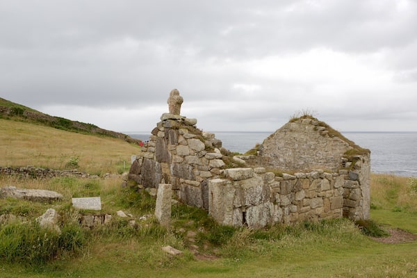 Cape Cornwall showing a ruin and general coastal views