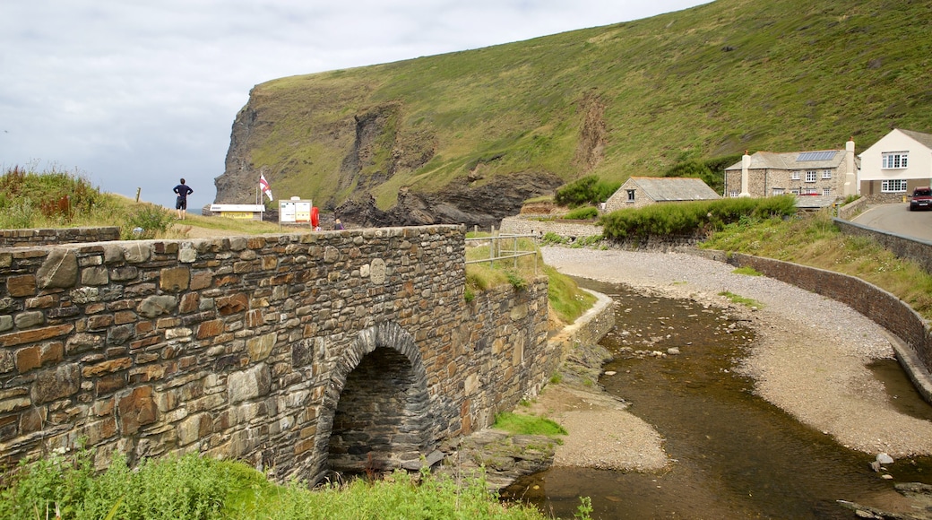 Crackington Haven som visar en bro och klippig kustlinje