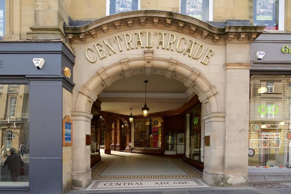 Central Arcade das einen Beschilderung und Einkaufen