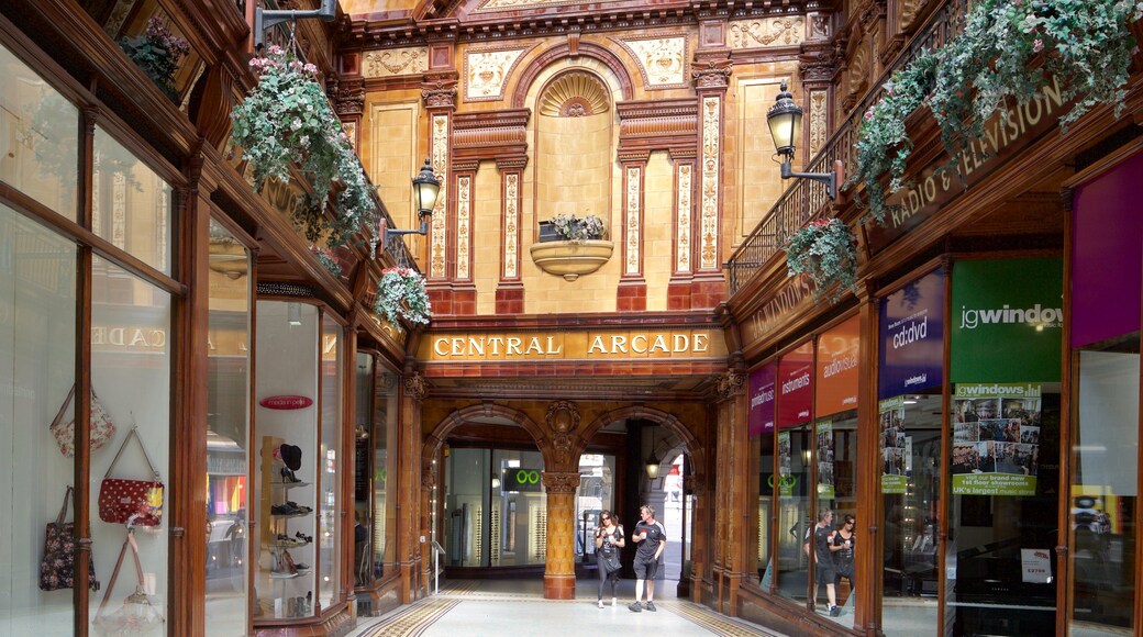 Central Arcade que incluye compras, señalización y vistas interiores