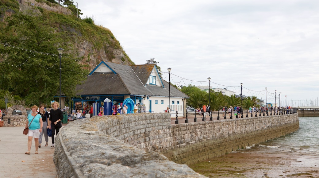 Abbey Sands welches beinhaltet Café-Szenerien und Strand sowie kleine Menschengruppe