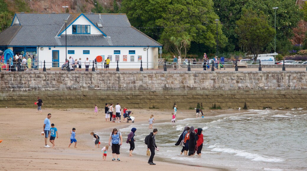 Abbey Sands som viser hus og sandstrand i tillegg til en stor gruppe med mennesker