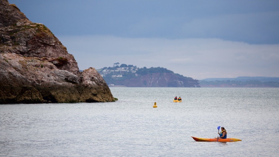 Bãi biển Babbacombe trong đó bao gồm chèo thuyền kayak và cảnh bờ biển