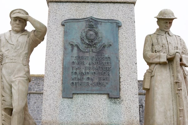 Royal Citadel presenterar millitÀrobjekt, en staty eller skulptur och historiska element