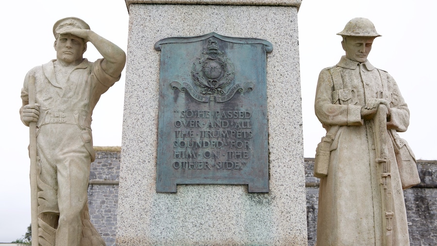 Royal Citadel og byder på et slot, en statue eller en skulptur og skiltning