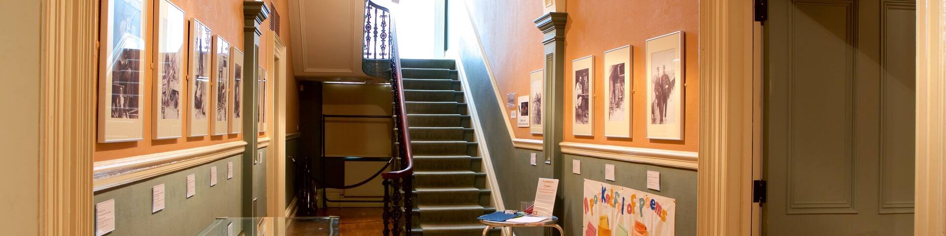 Penlee House Gallery and Museum mit einem Innenansichten