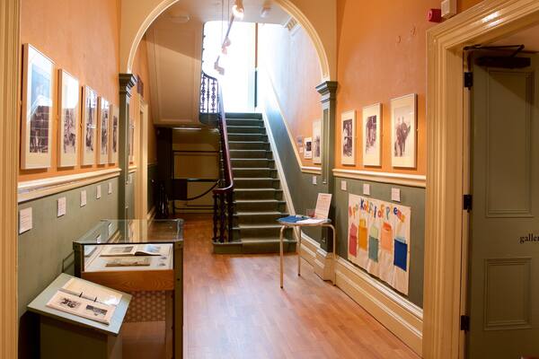 Penlee House Gallery and Museum mit einem Innenansichten