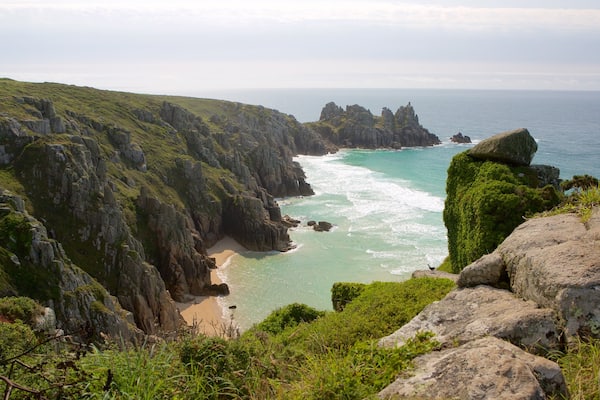 Logan Rock qui includes panoramas et plage de sable