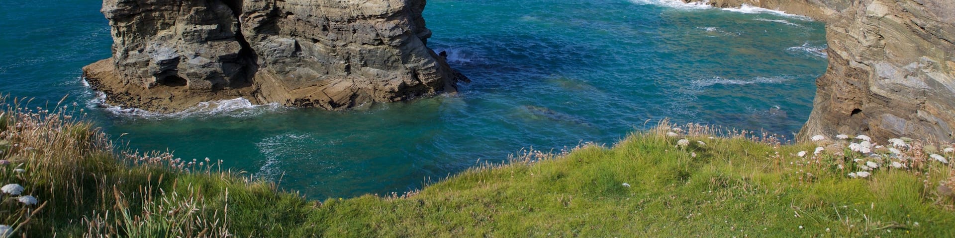 Porth Beach showing general coastal views