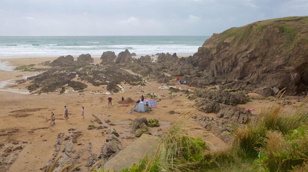 Crooklets Beach toont een kuststadje en algemene kustgezichten