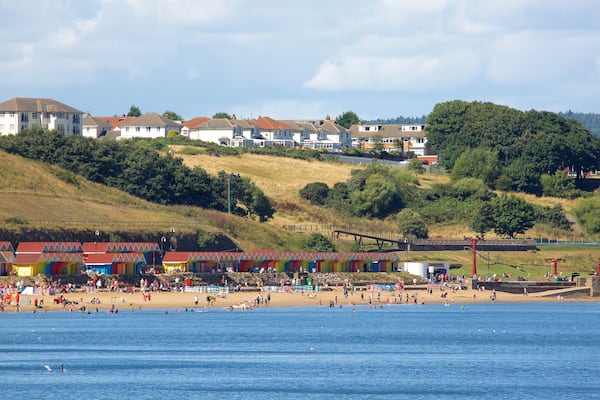 North Bay Beach mit einem Sandstrand und Küstenort sowie große Menschengruppe