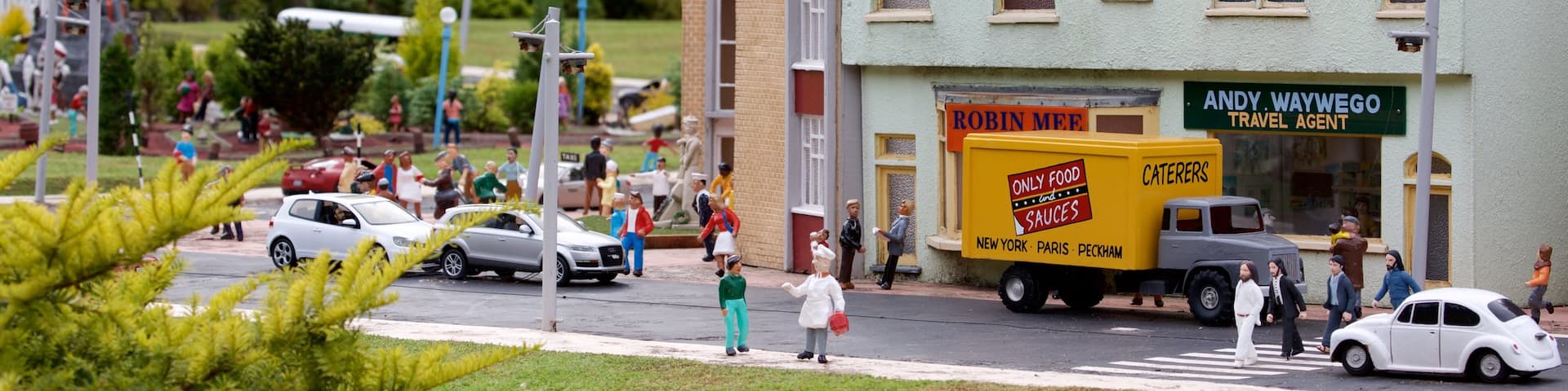 Babbacombe Model Village and Gardens welches beinhaltet Kleinstadt oder Dorf, Park und Outdoor-Kunst