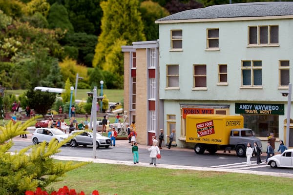 Parc miniature Babbacombe Model Village and Gardens montrant petite ville ou village, jardin et art en plein air
