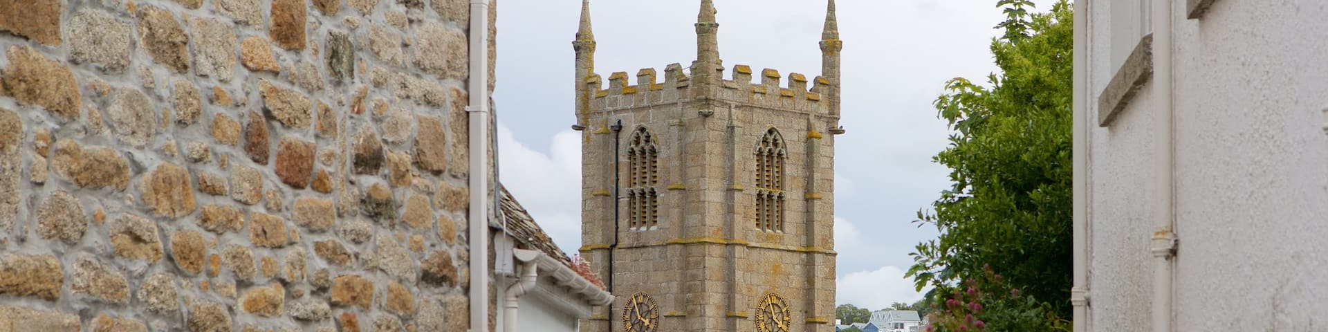 St Ives showing chateau or palace