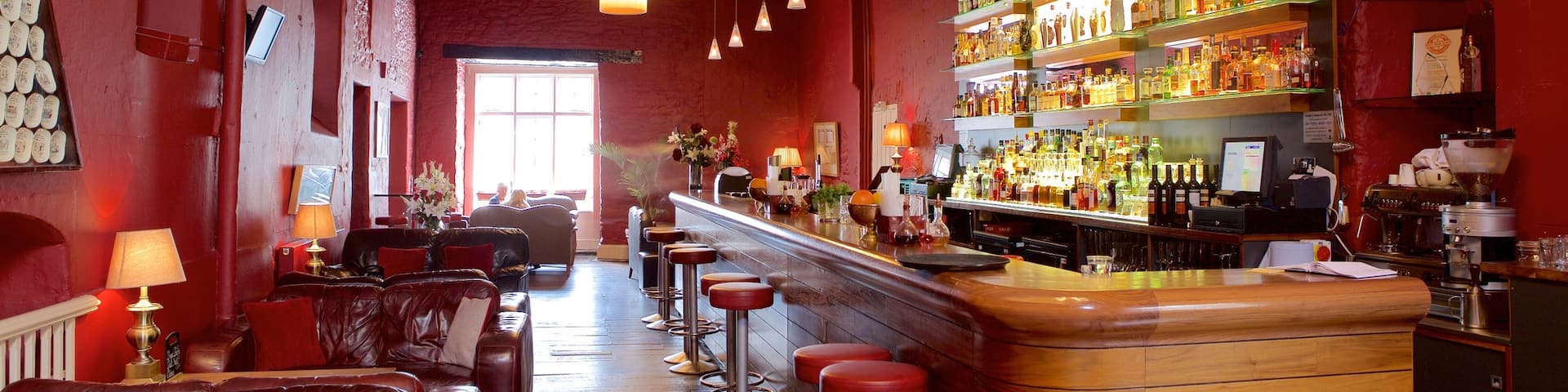 Plymouth mettant en vedette scÚnes intérieures et un bar