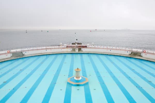 Plymouth som visar kustutsikter och en pool