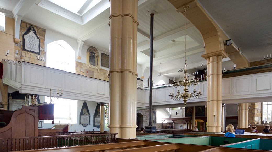 Whitby toont een kerk of kathedraal en interieur en ook een vrouw