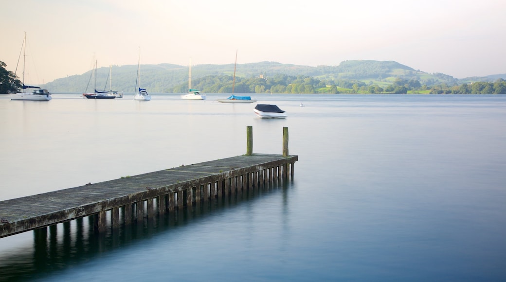 Ambleside showing boating and a lake or waterhole