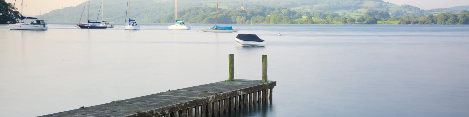 Ambleside welches beinhaltet See oder Wasserstelle und Bootfahren