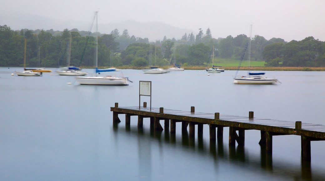 Ambleside montrant lac ou étang et navigation