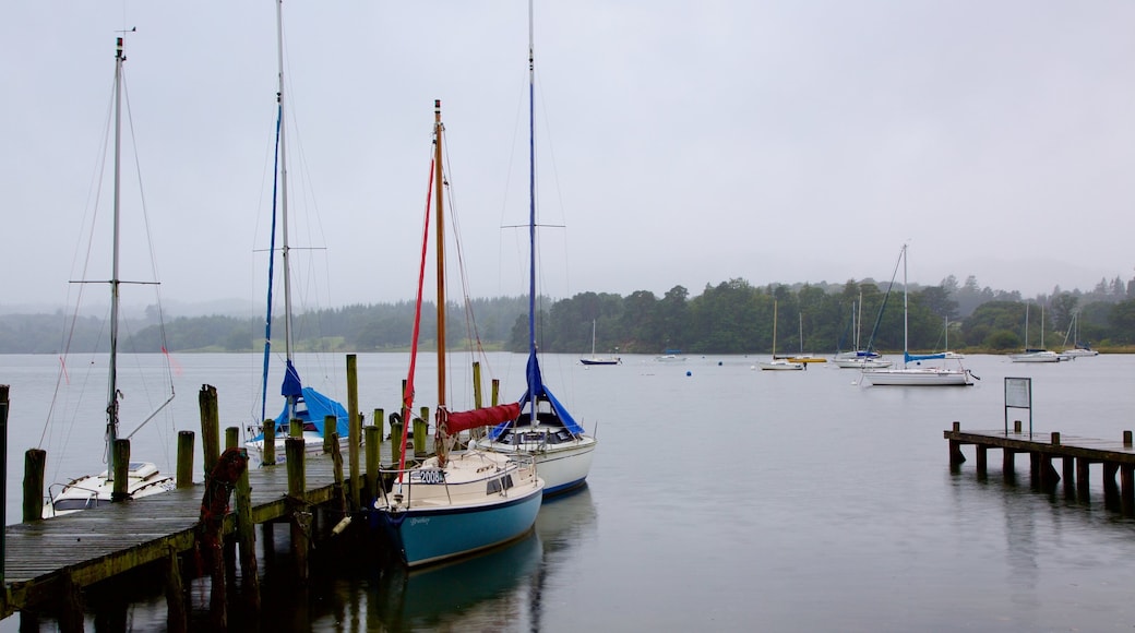 Ambleside mostrando giro in barca e lago o sorgente d\'acqua