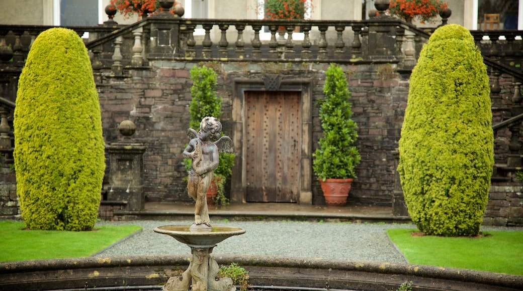 Ambleside caracterizando um parque e uma estátua ou escultura