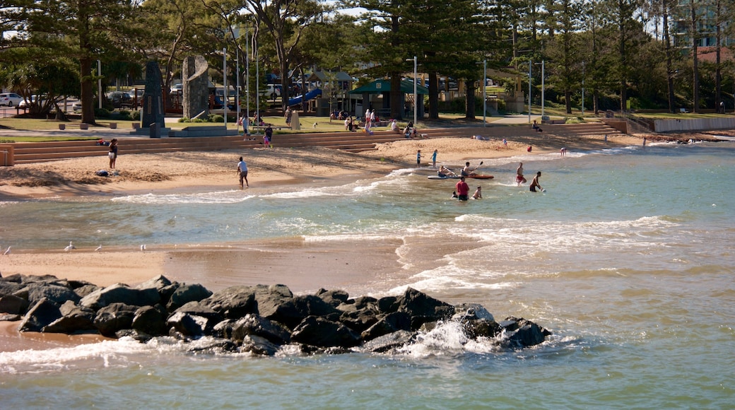Redcliffe caracterizando uma praia e surfe assim como um pequeno grupo de pessoas