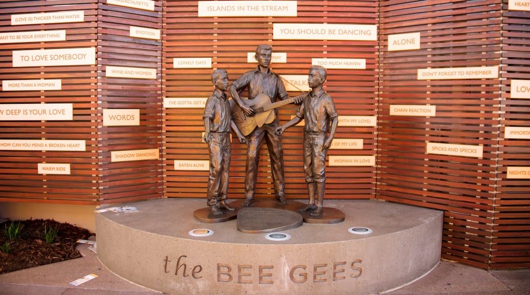 Bee Gees Way som visar en staty eller skulptur och utomhuskonst