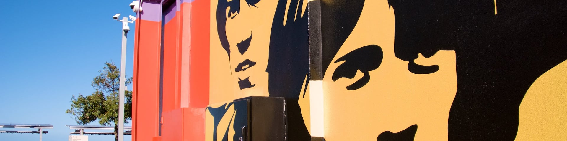 Bee Gees Way qui includes vues littorales et art en plein air