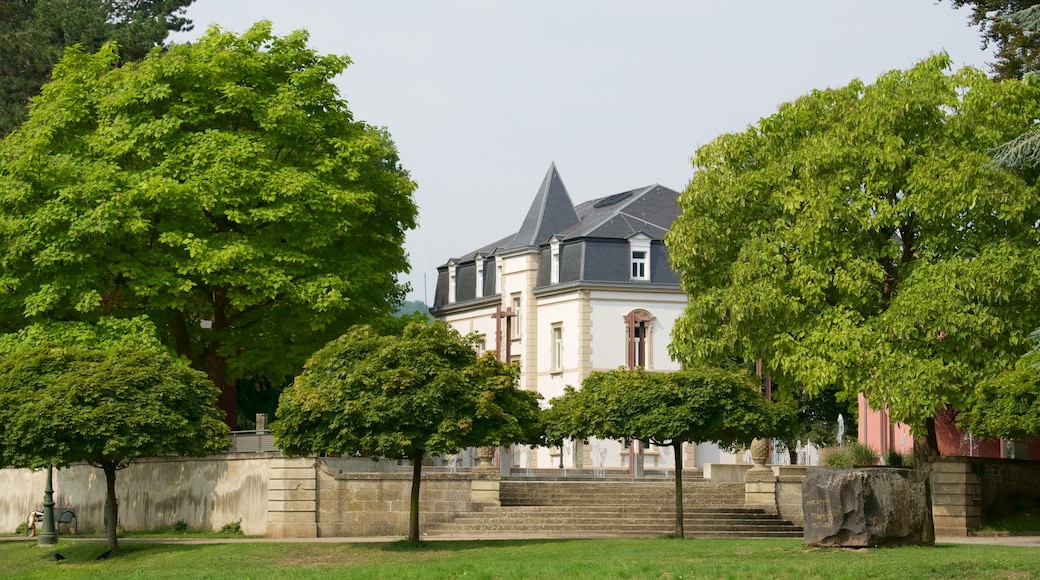 Diekirch mostrando un jardín y patrimonio de arquitectura