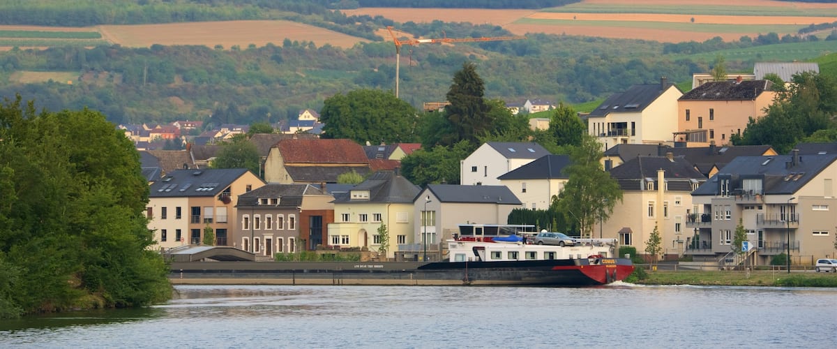 Luxembourg qui includes hôtel ou complexe de luxe et lac ou étang