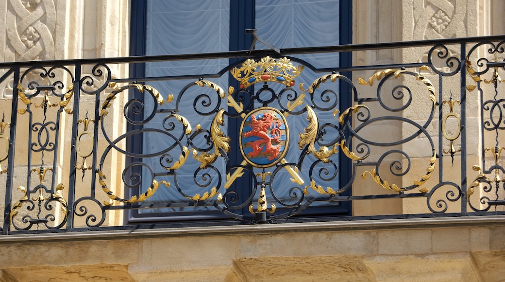 Grand Ducal Palace presenterar historisk arkitektur, historiska element och chateau eller palats