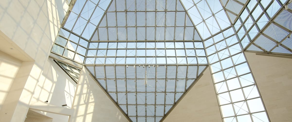 Mudam Luxembourg que incluye vistas interiores y arquitectura moderna