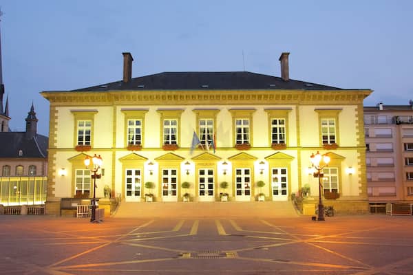 Luxembourg Hall montrant bâtiment public, scènes de nuit et patrimoine historique