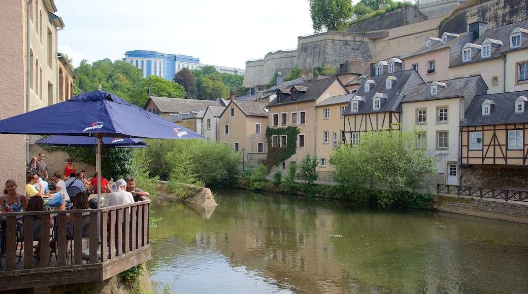Luxemburgo mostrando comidas al aire libre, un río o arroyo y arquitectura patrimonial