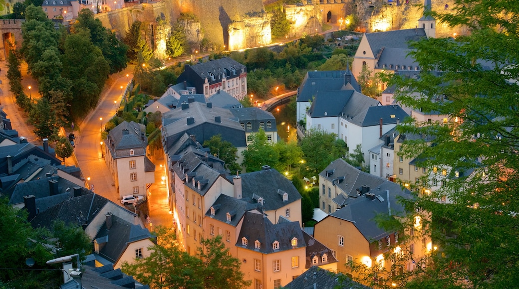 Luxemburg toont nachtleven, een stad en historische architectuur