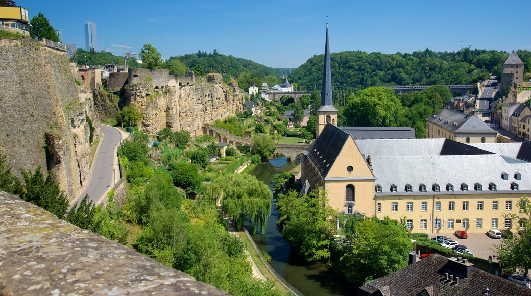 Luxemburg bevat historische architectuur en een stad