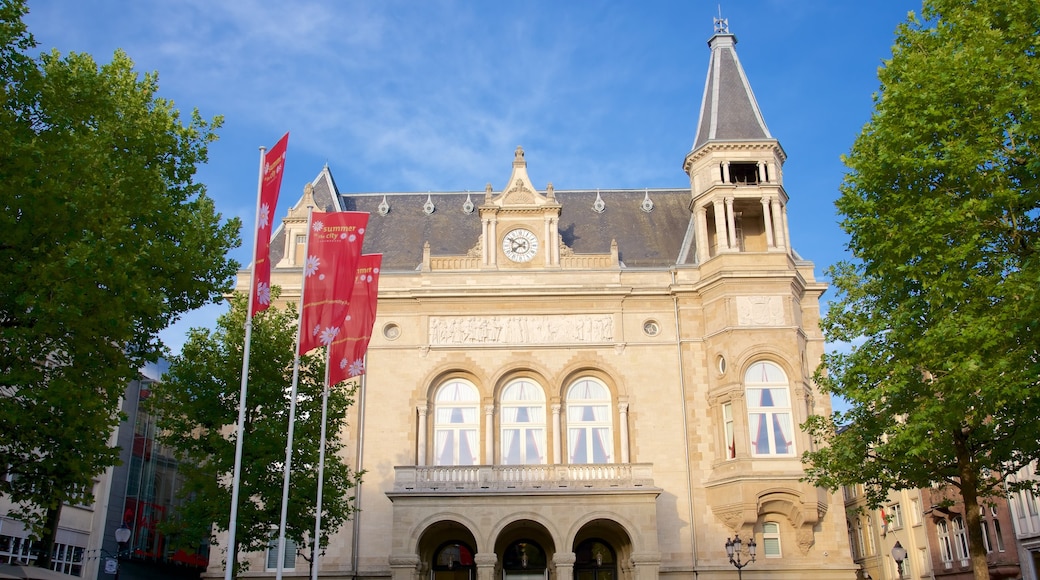 Place d\'Armes mit einem Verwaltungsgebäude