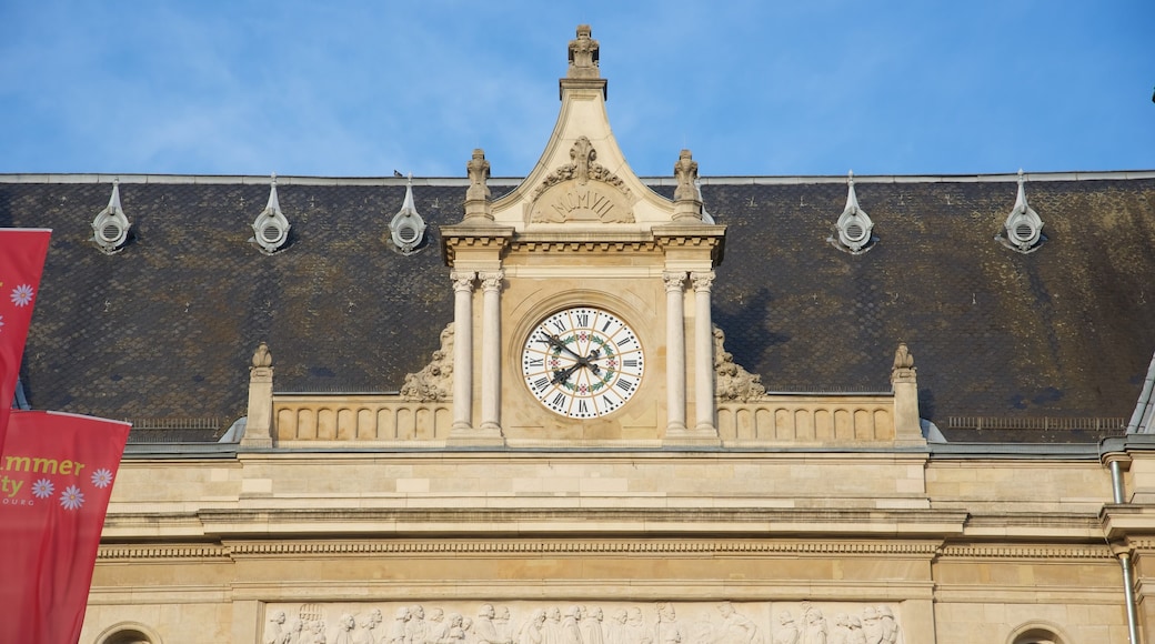 Place d\'Armes que incluye un edificio administrativo