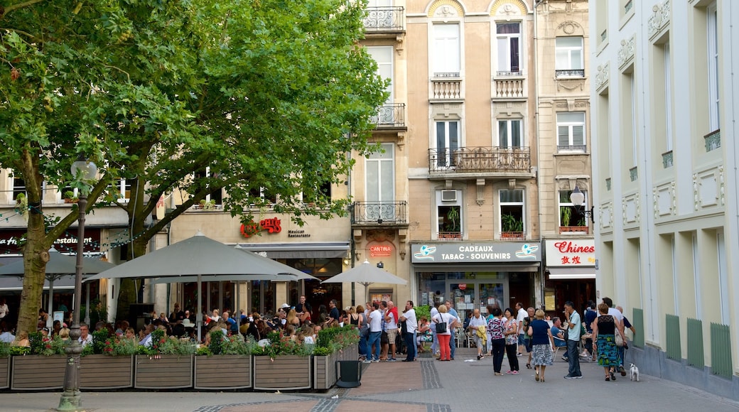 Place d\'Armes som inkluderar al fresco-restauranger, historisk arkitektur och caféer