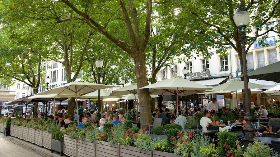Place d\'Armes das einen Café-Szenerien und Essen im Freien sowie große Menschengruppe