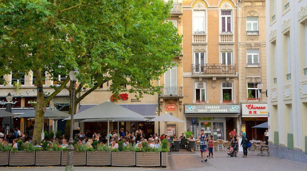 Place d\'Armes que incluye ambiente de cafetería, comidas al aire libre y arquitectura patrimonial