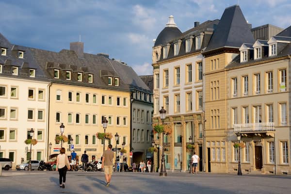 Luxembourg montrant patrimoine architectural et square ou place aussi bien que petit groupe de personnes