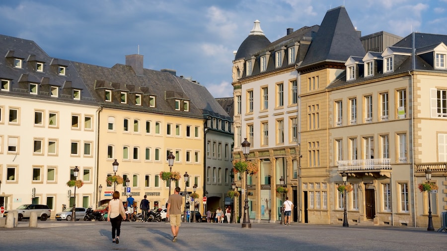 Luxemburg mit einem Platz oder Plaza und historische Architektur sowie kleine Menschengruppe