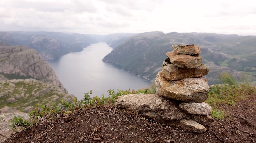 Prekestolen som viser fjell og innsjø