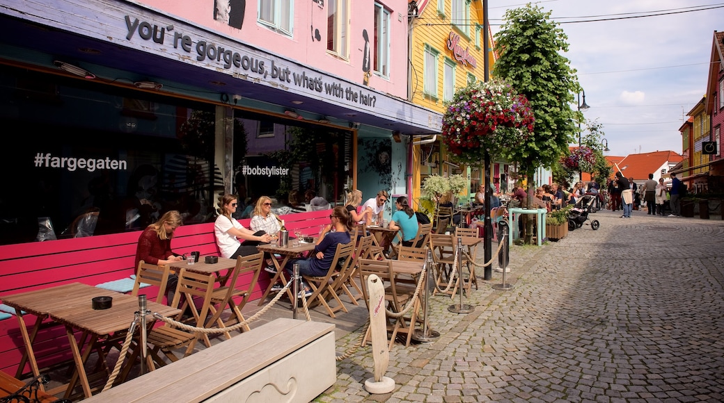 Stavanger som inkluderar en liten stad eller by, caféer och al fresco-restauranger