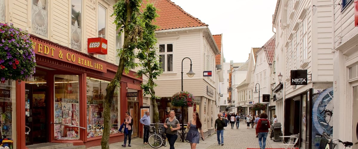 Stavanger mostrando una pequeña ciudad o pueblo, compras y escenas urbanas