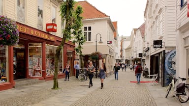 Stavanger som inkluderar en liten stad eller by, gatuliv och shopping